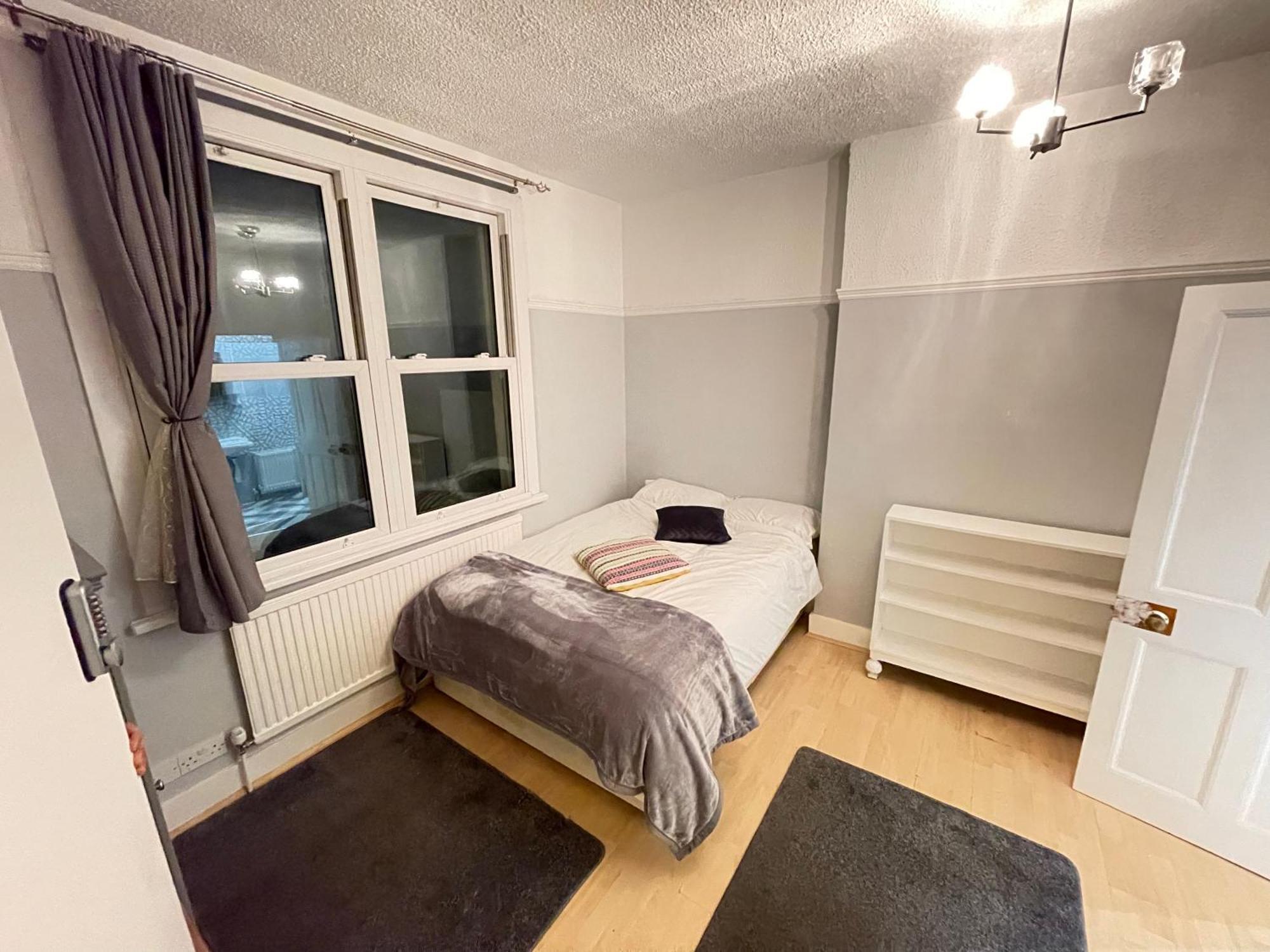 Room With Private Bathroom And Shared Kitchen Лондон Екстер'єр фото