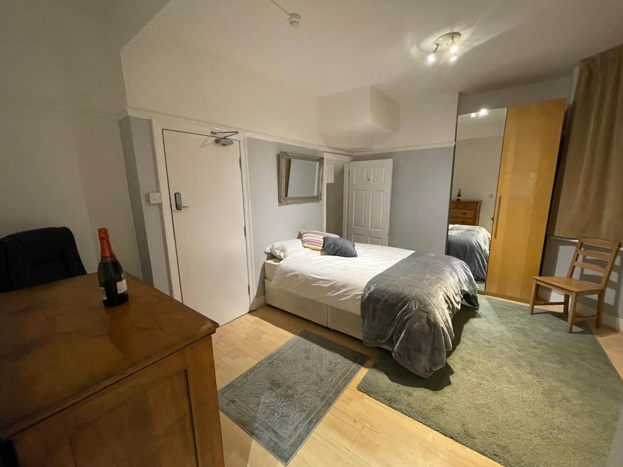 Room With Private Bathroom And Shared Kitchen Лондон Екстер'єр фото