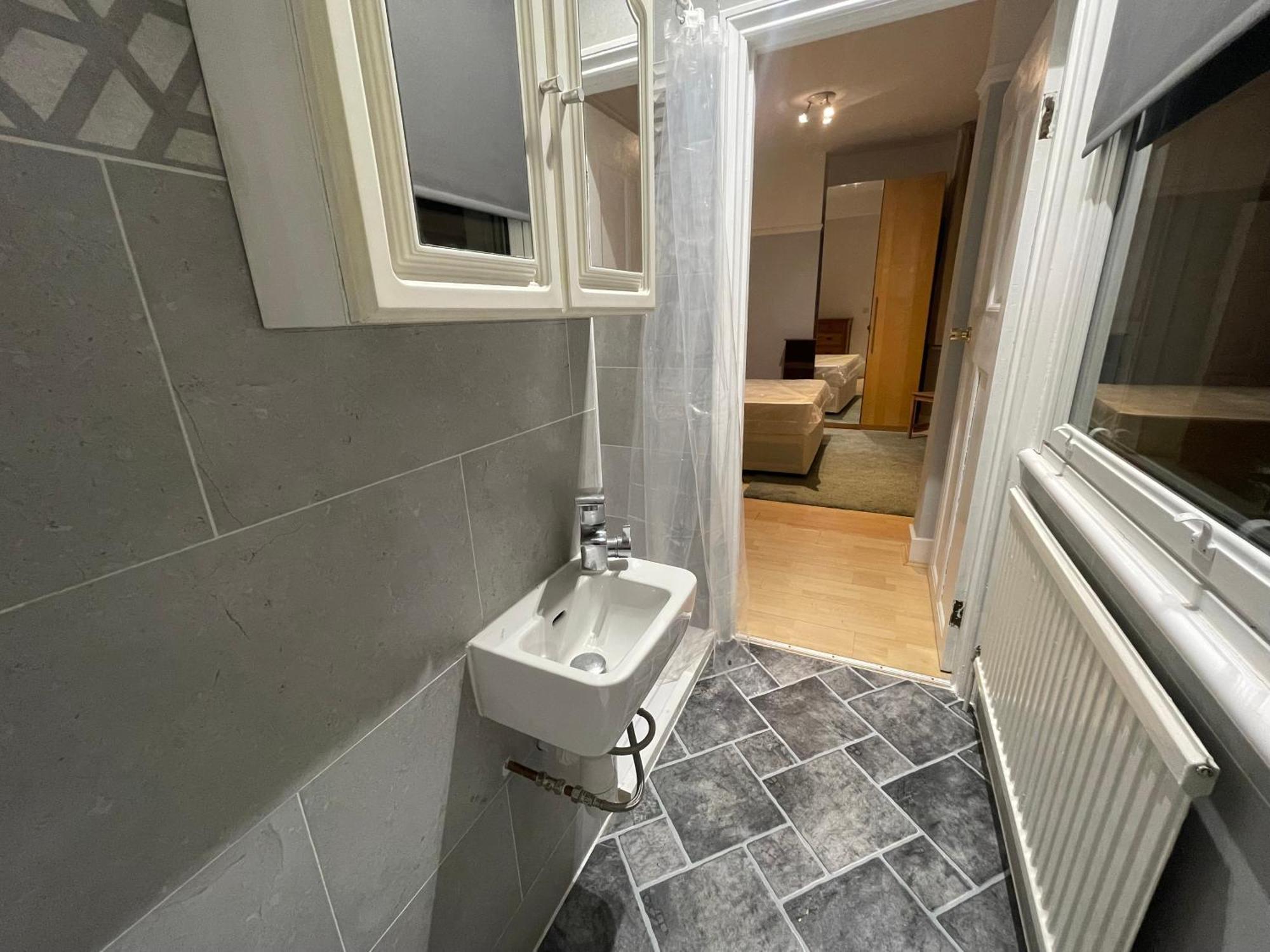 Room With Private Bathroom And Shared Kitchen Лондон Екстер'єр фото